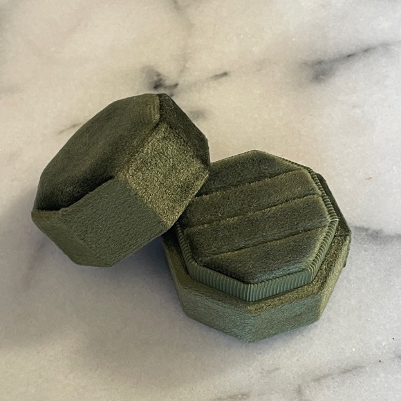 Green Velvet Ring Box - Picture 1 of 4